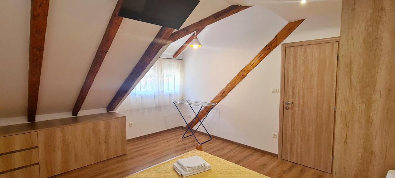 Attic Split Apartment Near City Centre Eksteriør billede
